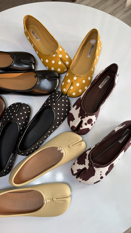Black polka dots Tabi Shoe